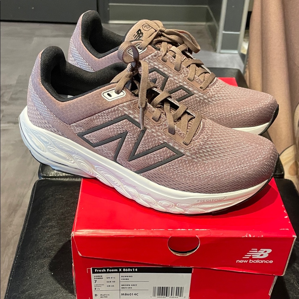 New Balance 860 running shoe v14 - Picture 2 of 6